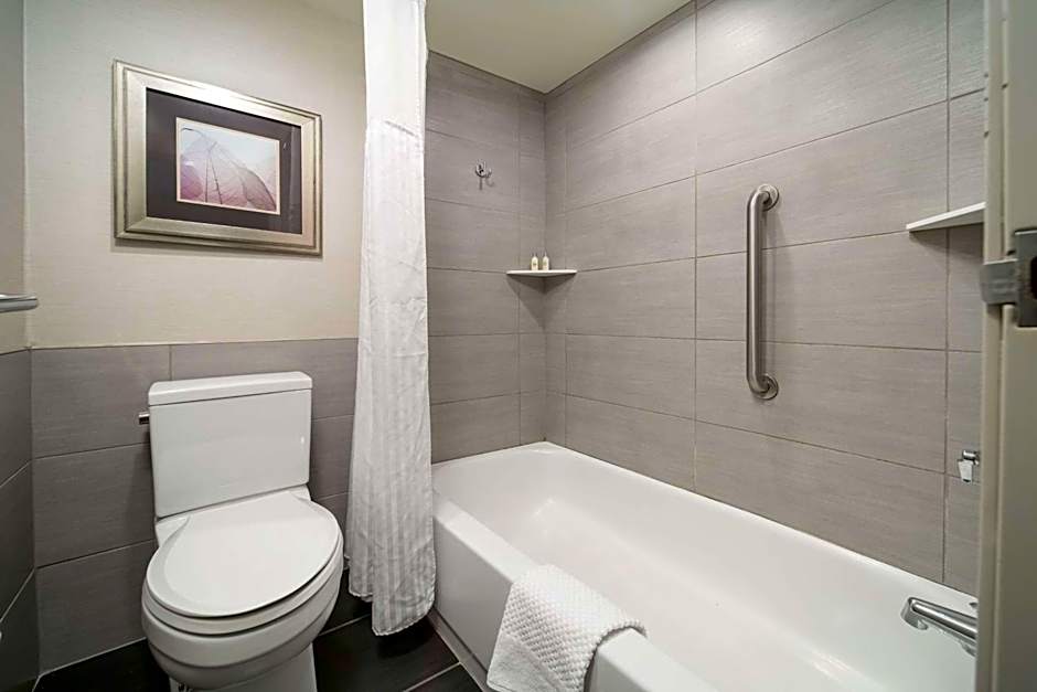 DoubleTree by Hilton Racine Harbourwalk