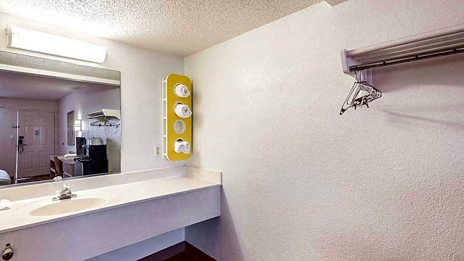 Motel 6-Anniston, AL