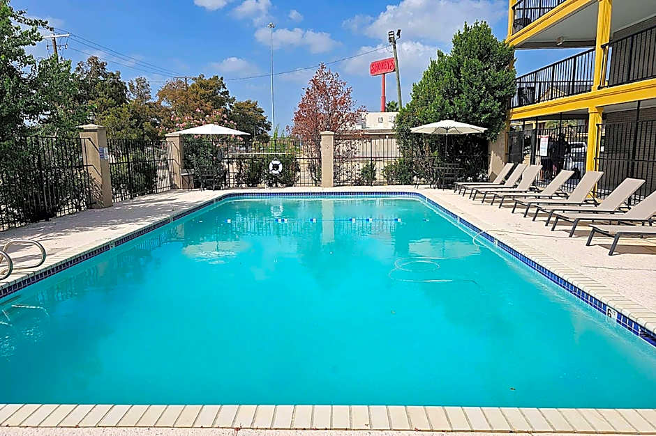 Super 8 by Wyndham Metairie