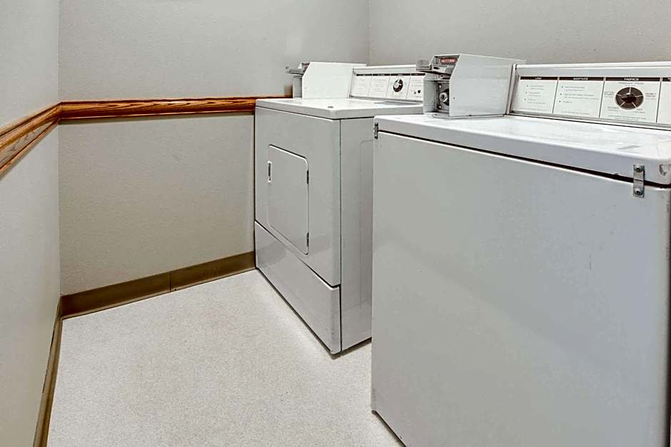 Super 8 by Wyndham Green Bay Near Stadium