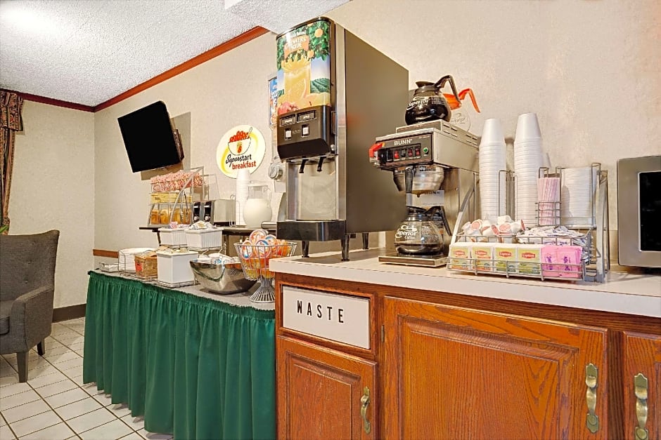 Super 8 by Wyndham Kenmore/Buffalo/Niagara Falls Area