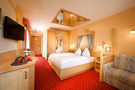Deluxe Double Room with Balcony and Mountain View