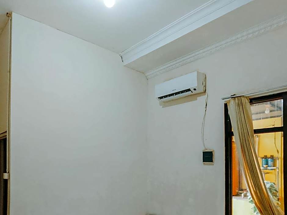 De Luck Homestay near Alun Alun Sidoarjo