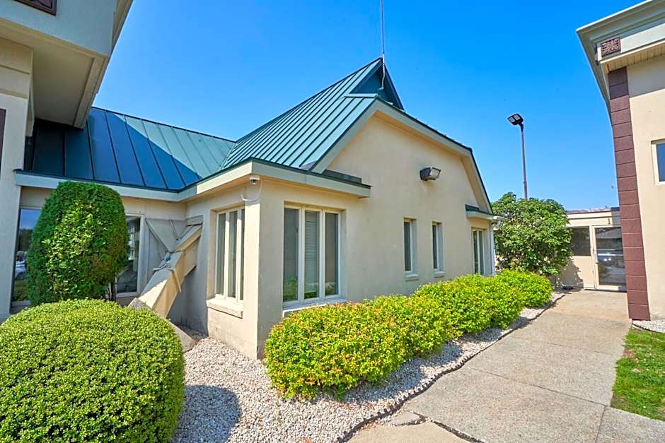 Riverview Inn & Suites