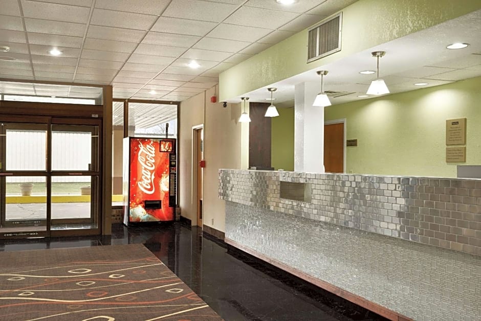 Travelodge by Wyndham Sturgis