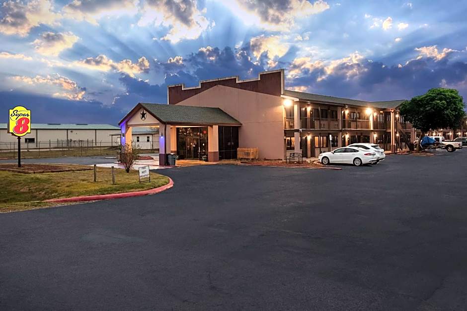 Super 8 by Wyndham Giddings