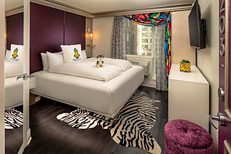 Staypineapple, An Artful Hotel, Midtown