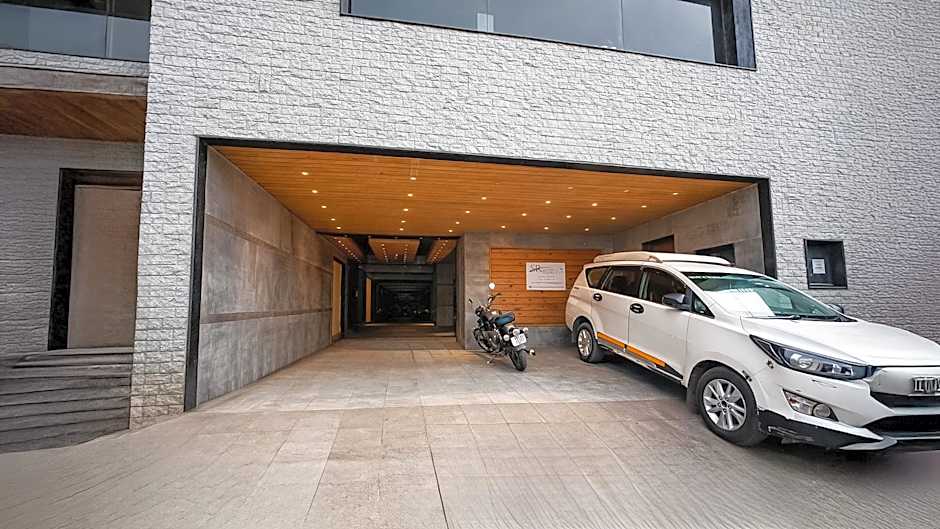 Yashshree Sanderling Mall Road