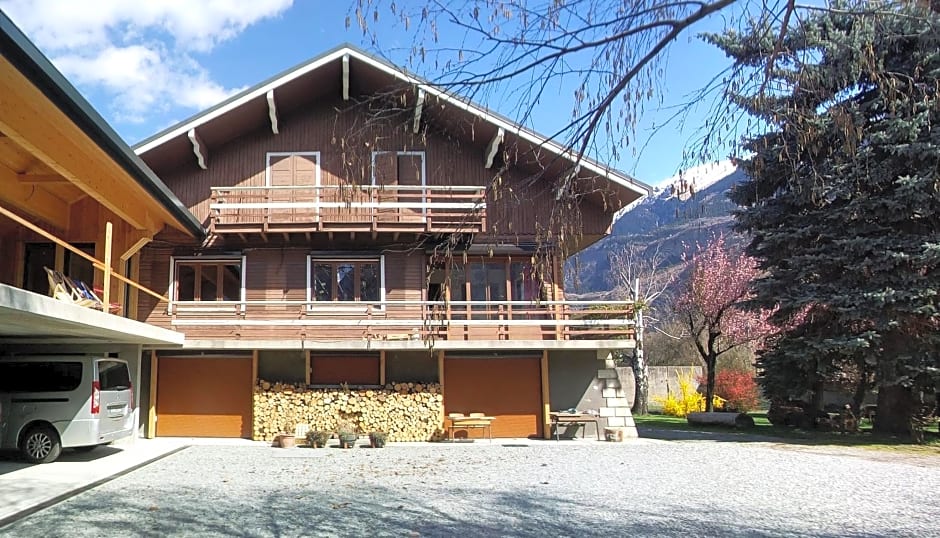 Chalet Les Cols - Chambres avec terrasse & jardin - proche de la nouvelle gare