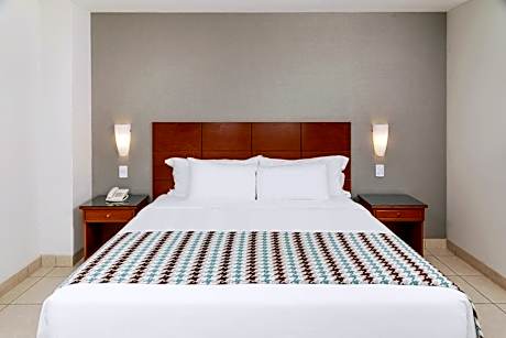 King Suite - Non-Smoking