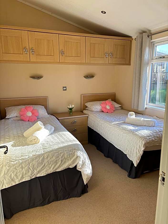 Gressingham 9 - South Lakes Leisure Village - lodge on the lake