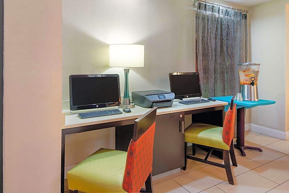 La Quinta Inn & Suites by Wyndham Elkview