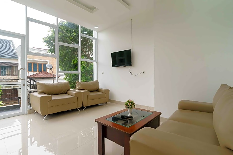 RedDoorz Plus near Eka Hospital BSD 5