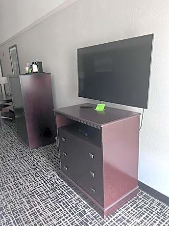 Executive King Room with Roll In Shower - Mobility Accessible/Non-Smoking