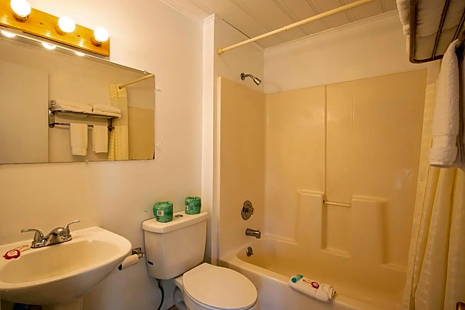 Lloyd's On The River Country Inn By OYO