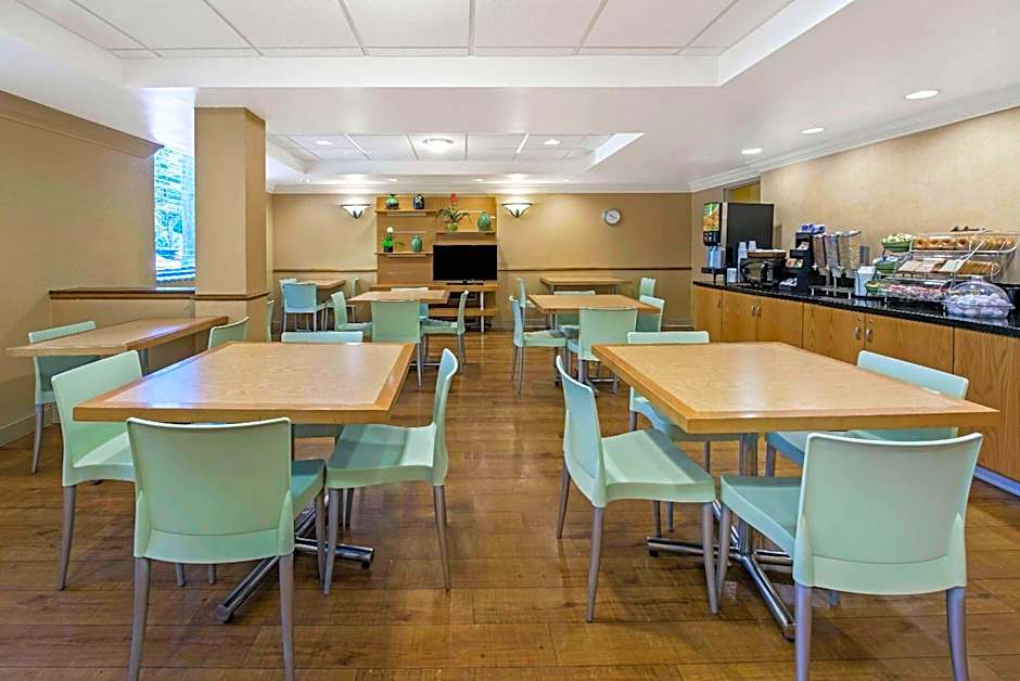 La Quinta Inn & Suites by Wyndham West Palm Beach Airport