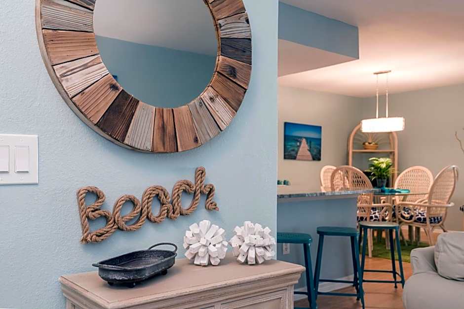 Walk to the Sand, Pool & Hot Tub Waterfront Oasis