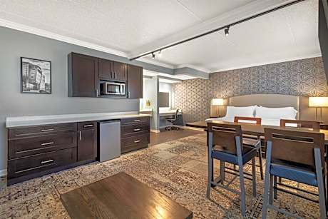 Suite-1 King Bed Non-Smoking 2 Rooms Sofabed Dry Bar Spa Shower Full Breakfast