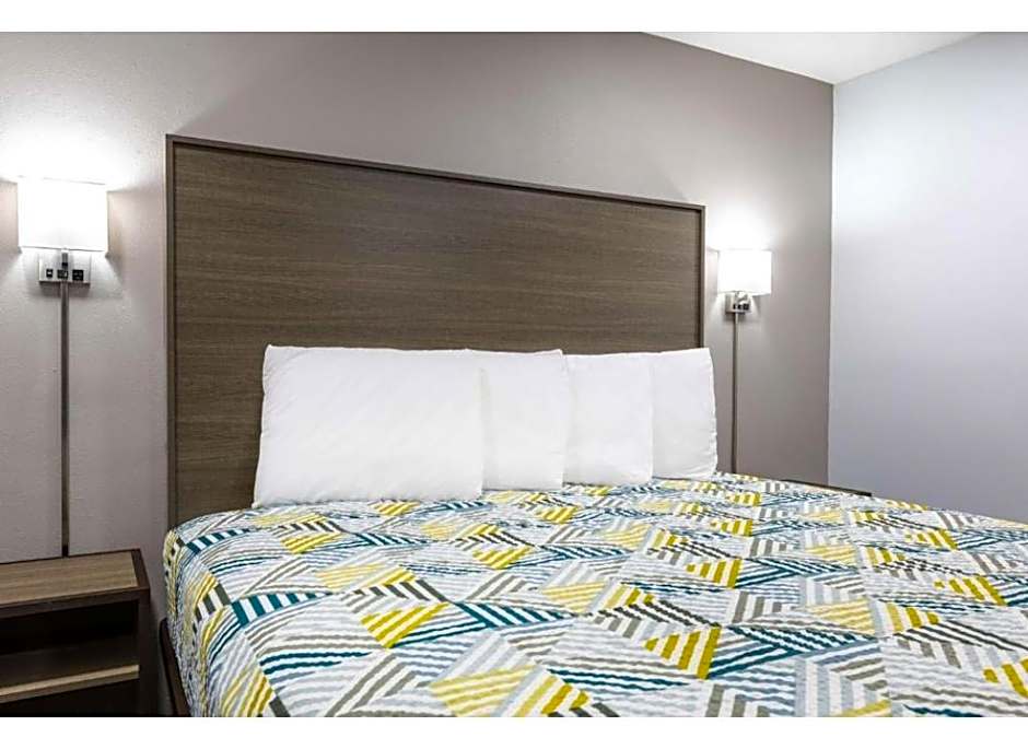 Photo 1 of 8 of 1 Queen Bed, Nonsmoking