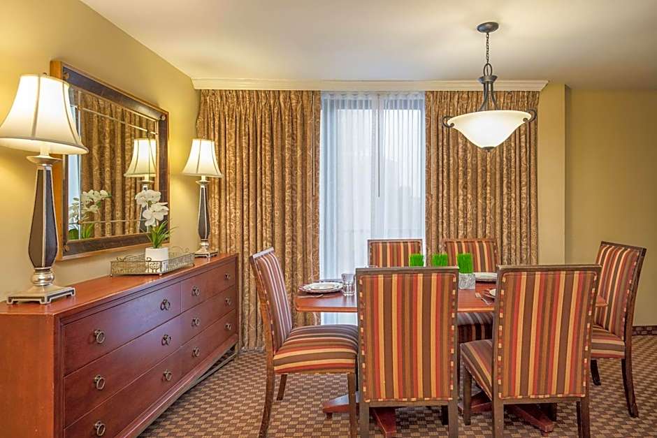 Clarion Collection Arlington Court Suites Hotel