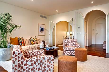 Deluxe Two-bedroom Apartment with City View