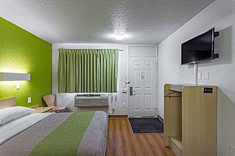 1 Full Bed | ADA/Tub/Micfridge