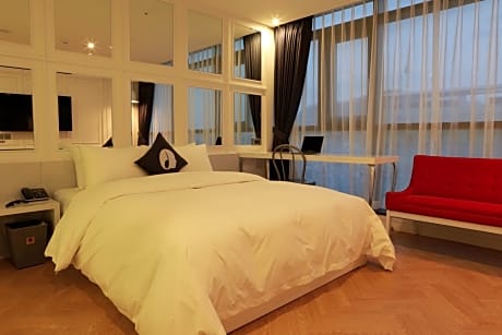 Deluxe Double Room with 20% beverage Coupon at Dessert 39 Cafe (2nd Floor)