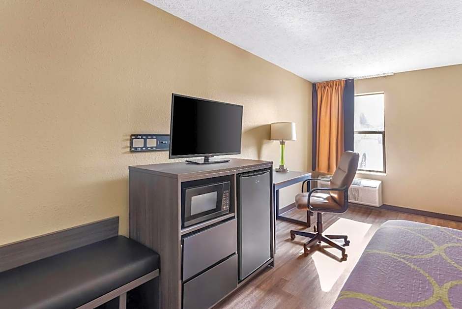 Super 8 by Wyndham Bellefontaine