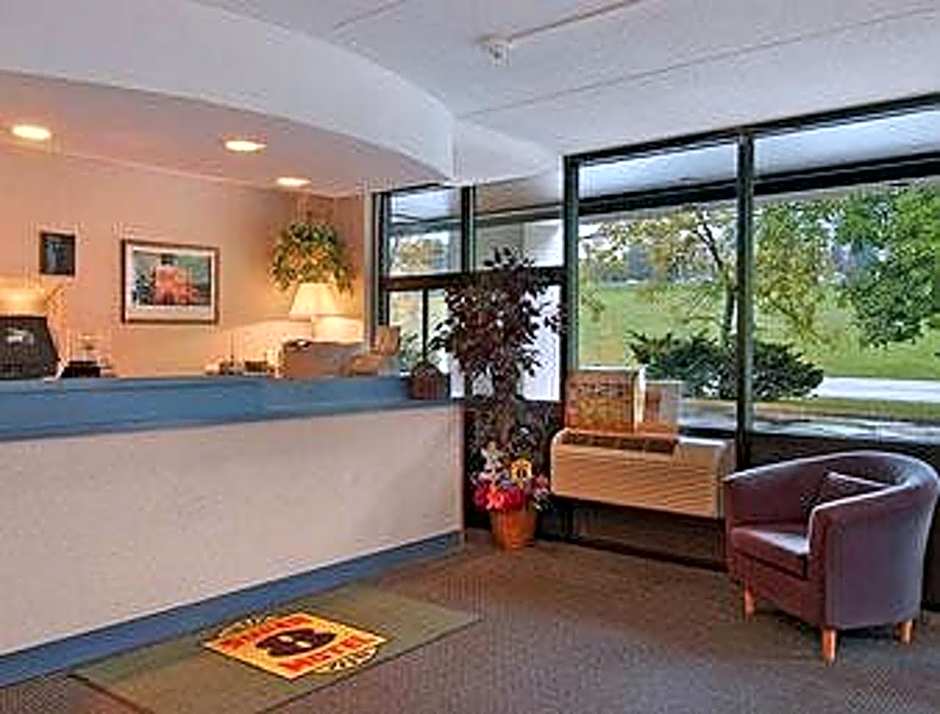 Super 8 by Wyndham White River Junction