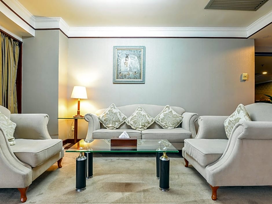 Royalty Hotel
