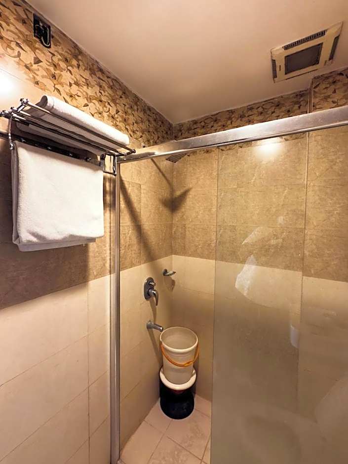 Royal Palm - Hotel Near Udaipur Railway Station