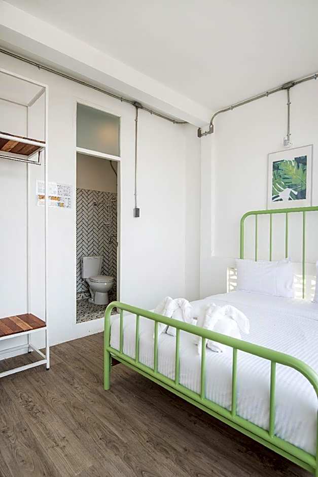 Memmoth Cafe & Hostel in Lampang