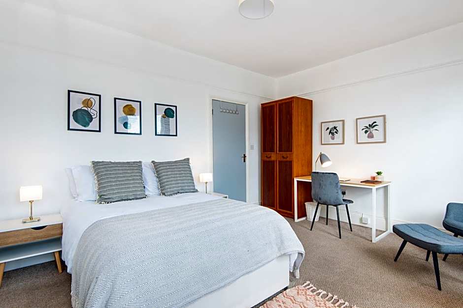 King Room with a shared Kitchen and bathroom in a 5-Bedroom House at Hanwell