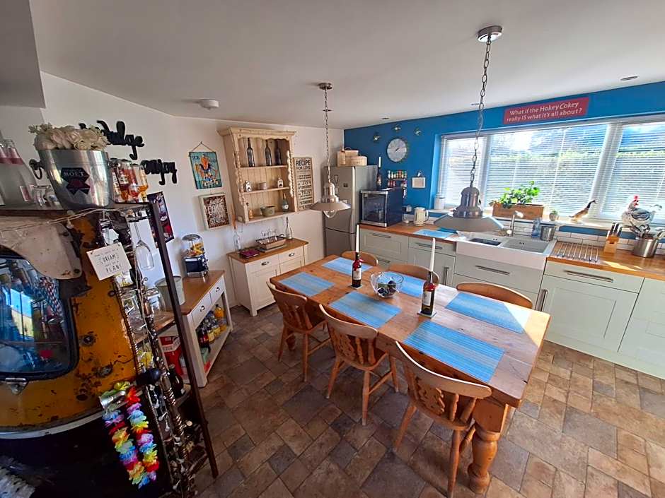 By the sea, home from home sleeps 6