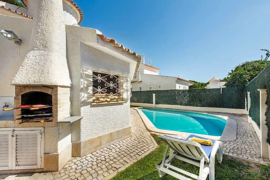 Residential cul-de-sac walking distance to centre, private pool, free AC wifi
