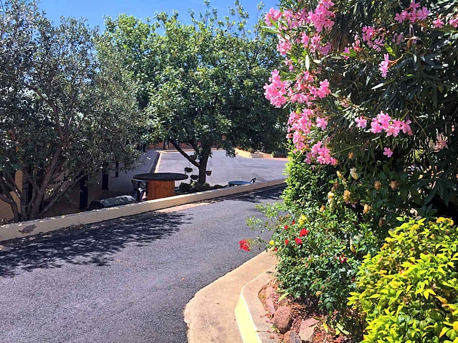 Ten Dollar Town Motel