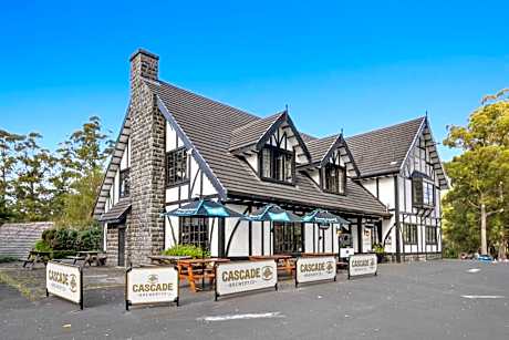 The Fox and Hounds Historic Hotel