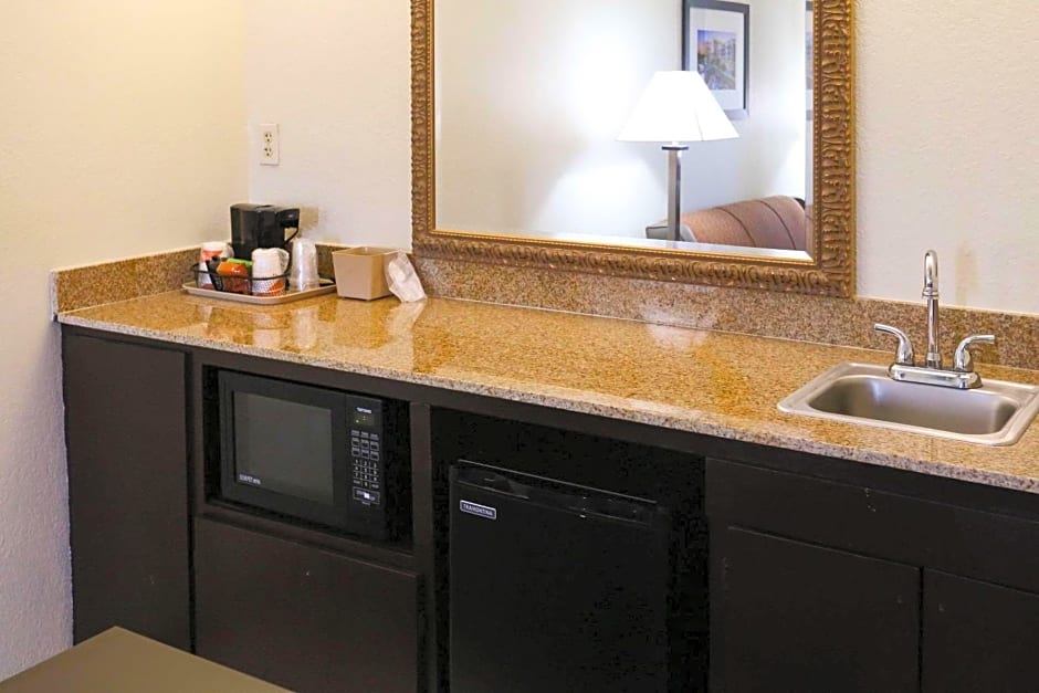 Econo Lodge Inn and Suites Greenville