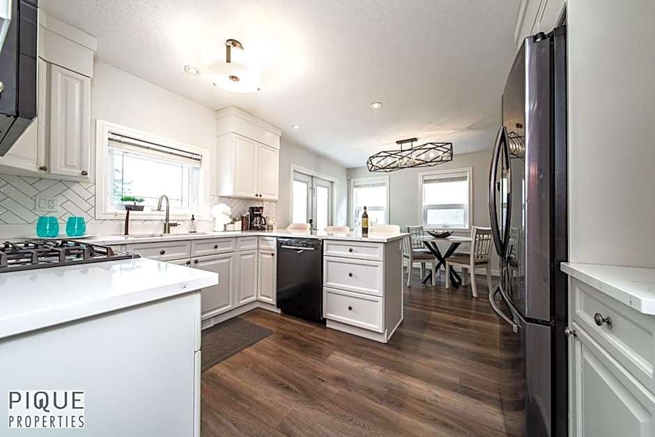 LUXURIOUS 6 Bed Home I Fireplace I near Sports Park I with Double Garage & Fast WiFi!