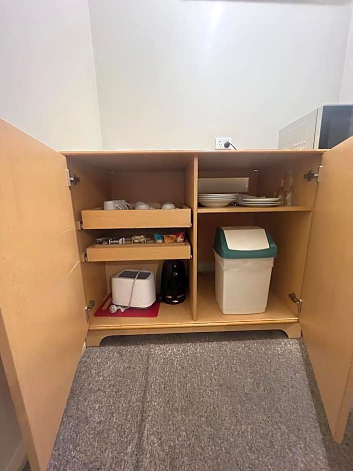 OVERLANDER MOTOR LODGE