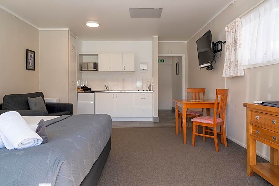 Hananui Lodge and Apartments