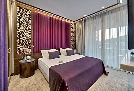 Honeymoon Gold Suite with City View