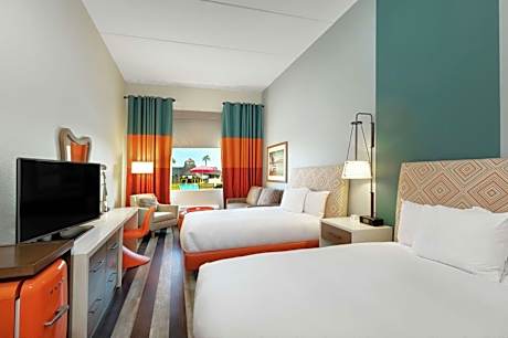 2 Queen Beds With Pool View