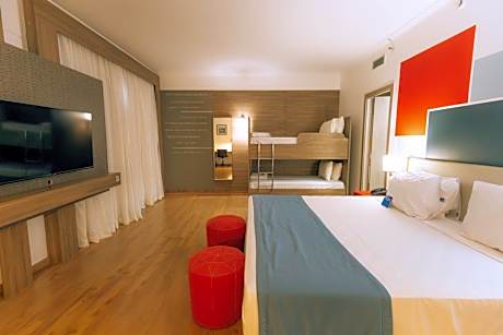 Deluxe Family Room