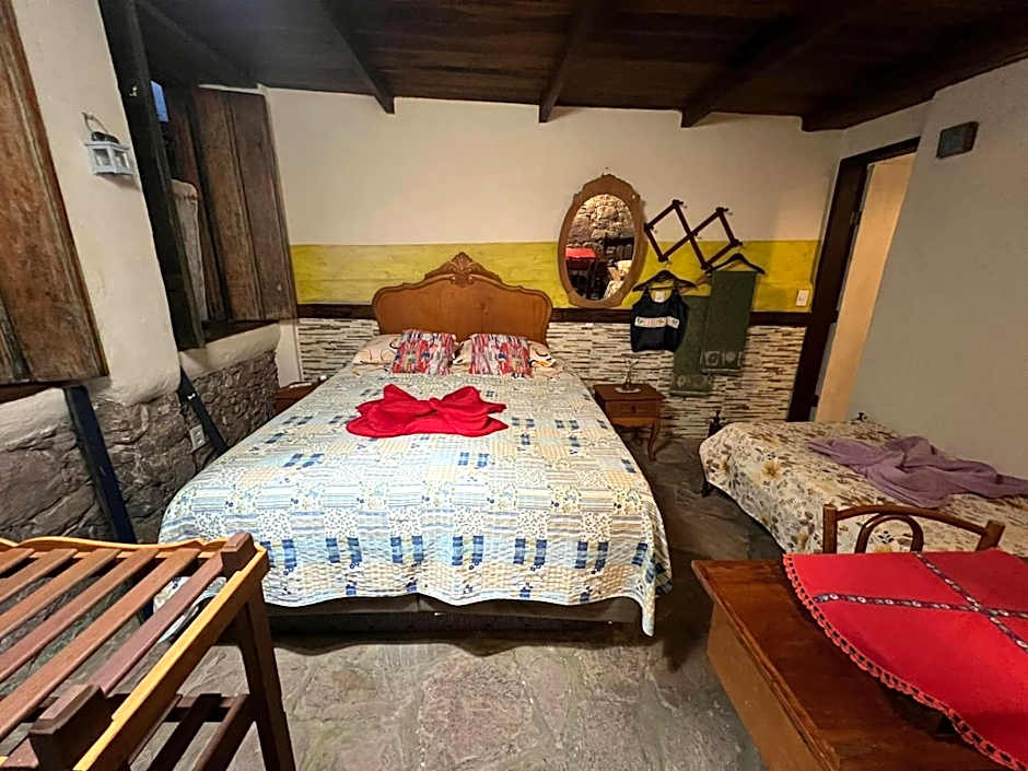 CASA DE RETALHOS Boutique Albergue, casaril histórico, com 5 suítes individuais e cozinha coletiva, no coração da vila de Igatu-Ba, que preserva fortes traços culturais da época do garimpo, venha viver uma experiência única!