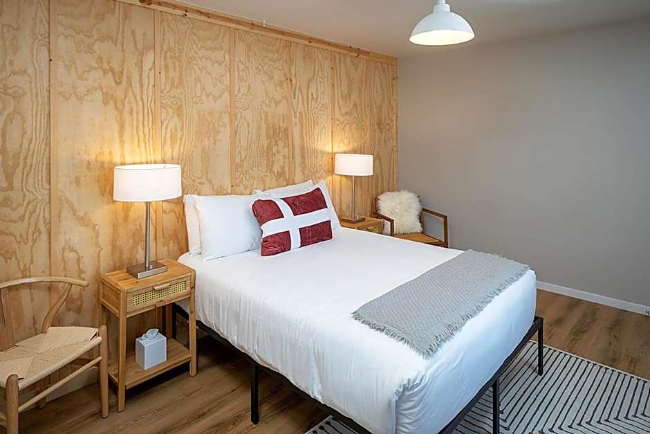 Photo 1 of 4 of 1 Queen Bed