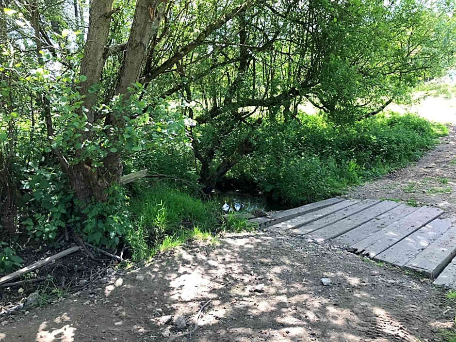 Shepherds Huts Ham Hill, 2 double beds, Bathroom, Lounge, Diner, Kitchen, LOVE dogs & Cats Looking out to lake and by Ham Hill Country Park plus parking for large vehicles available also great deals on workers long term This is the place to relax and BBQ