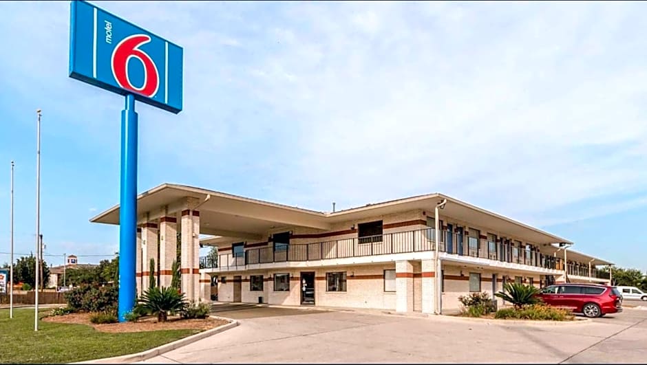 Motel 6-San Antonio, TX - South WW White Rd