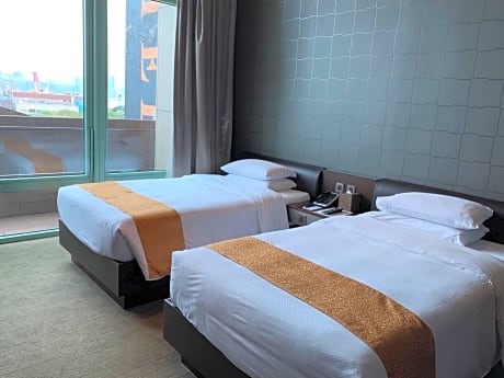 Gloucester Twin Room (Fifth Floor)