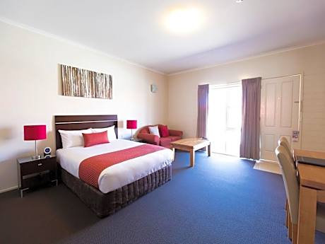 Deluxe Queen Room - Non-Smoking